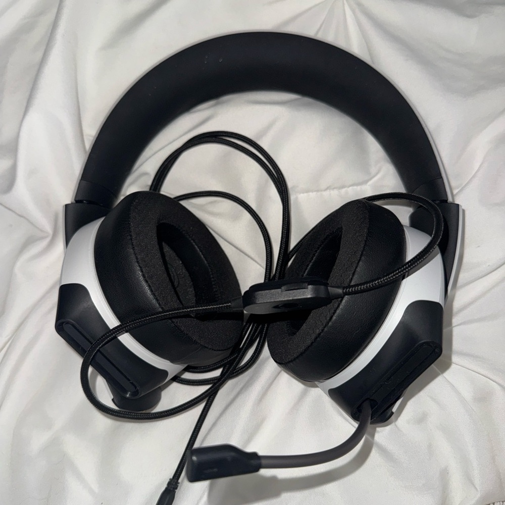 Alienware Lunar Light Gaming Headset - Picture 3 of 4